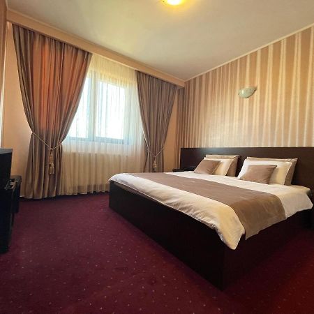 Hotel Athos Voluntari Екстер'єр фото