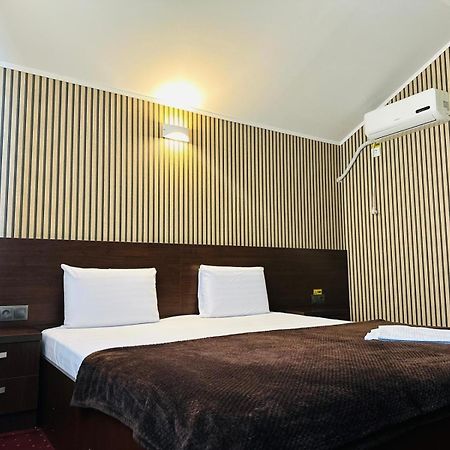 Hotel Athos Voluntari Екстер'єр фото