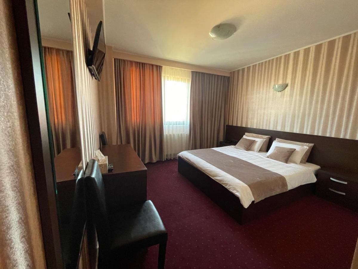 Hotel Athos Voluntari Екстер'єр фото