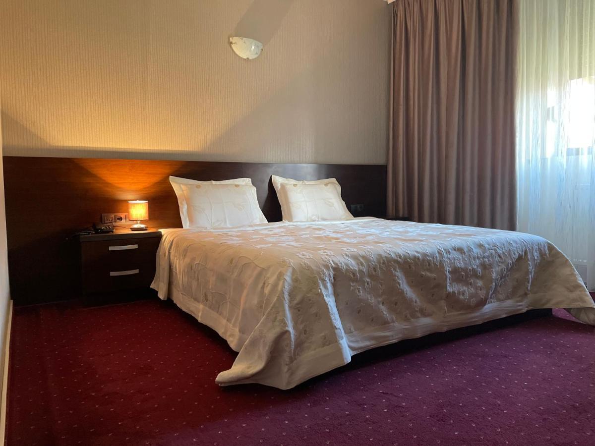 Hotel Athos Voluntari Екстер'єр фото