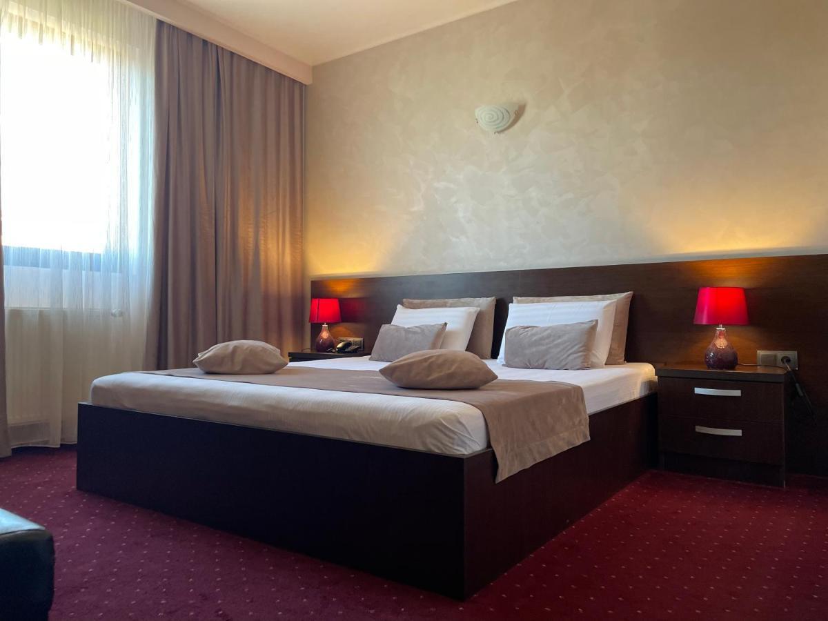 Hotel Athos Voluntari Екстер'єр фото