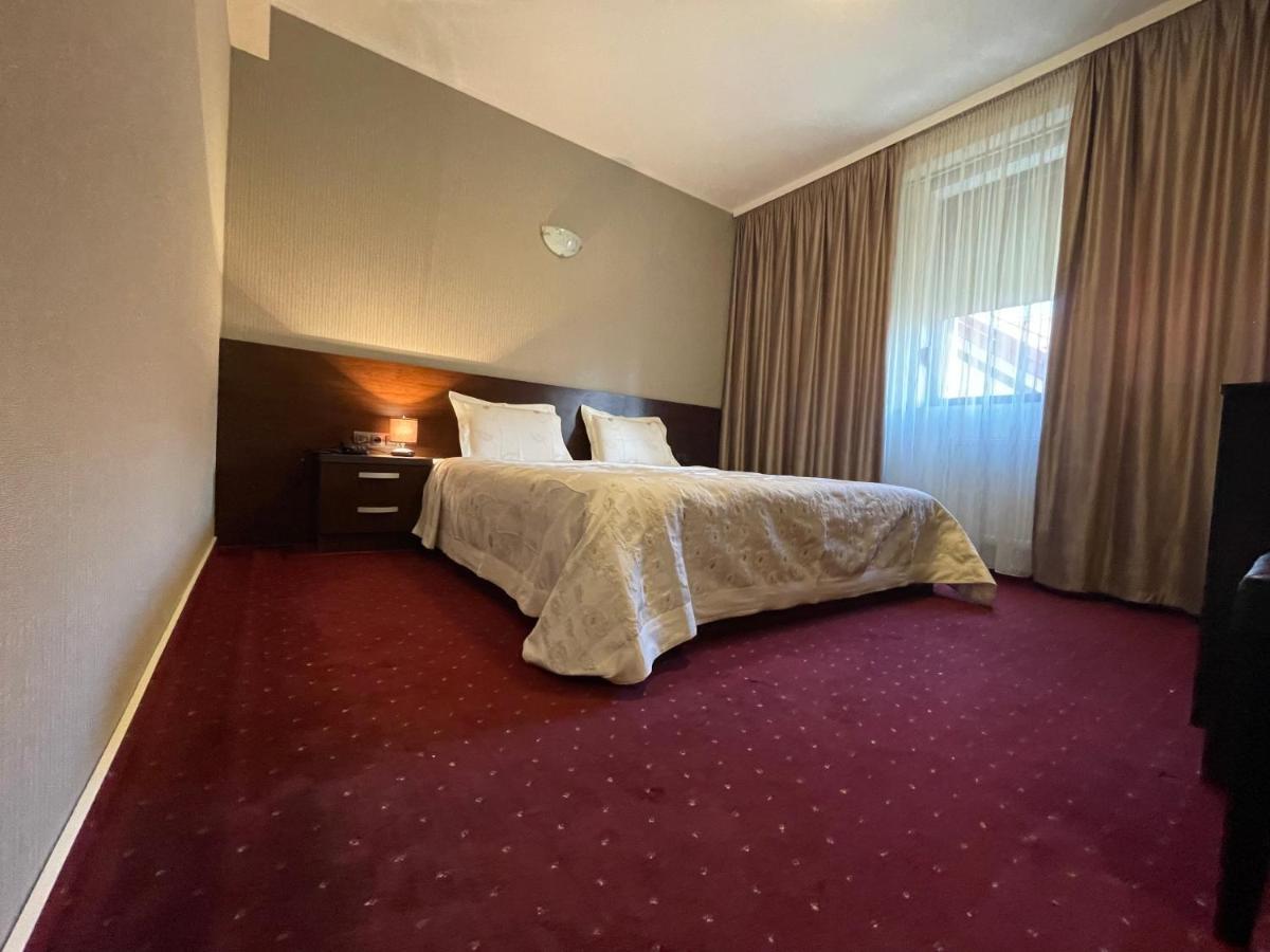 Hotel Athos Voluntari Екстер'єр фото