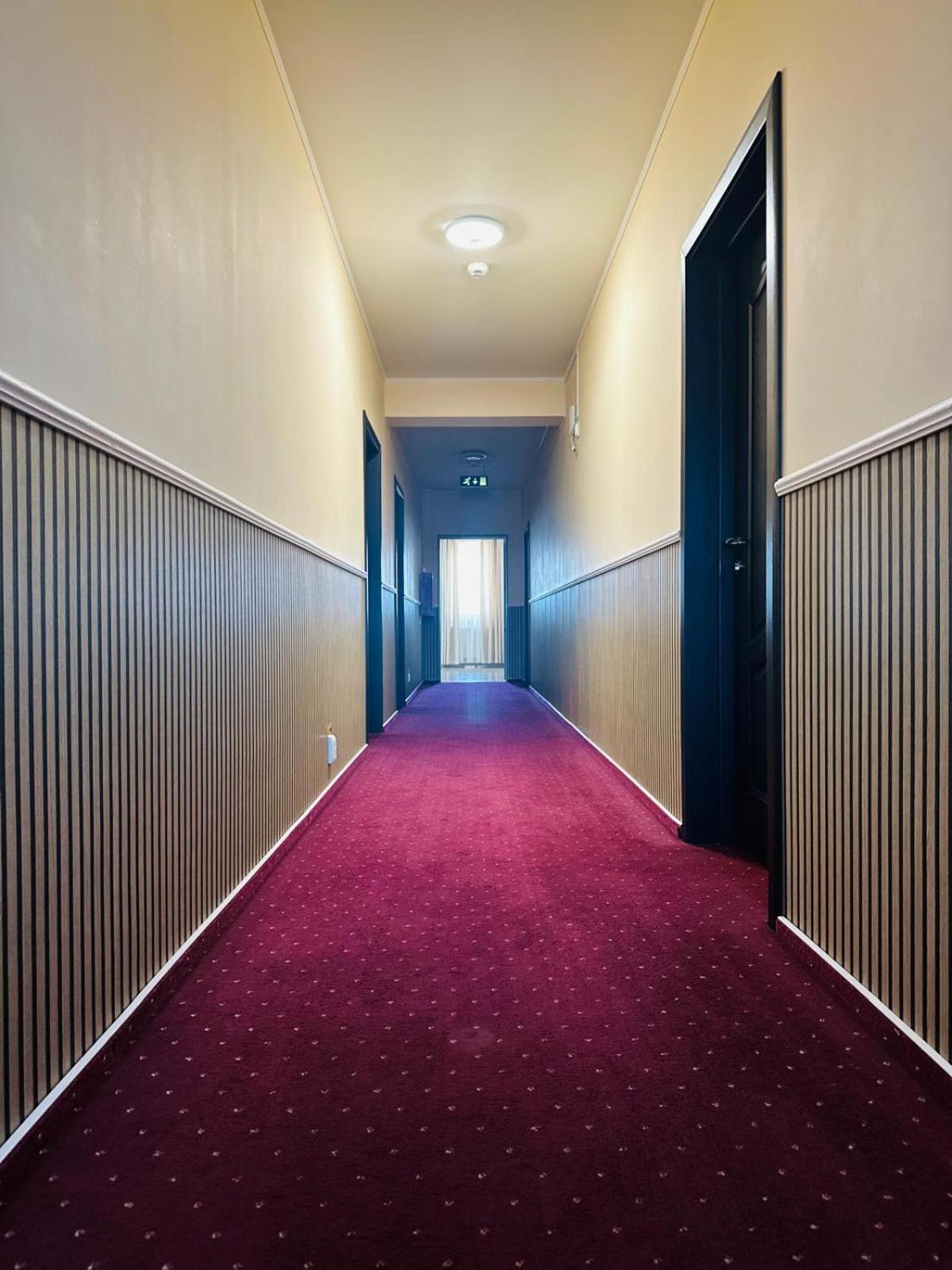 Hotel Athos Voluntari Екстер'єр фото