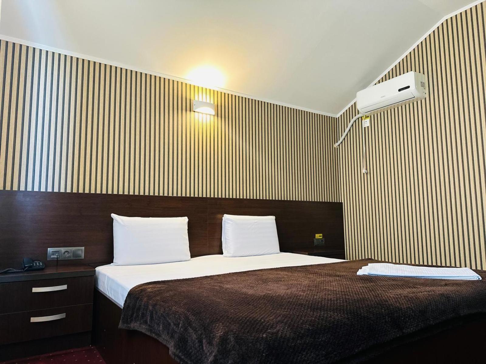 Hotel Athos Voluntari Екстер'єр фото