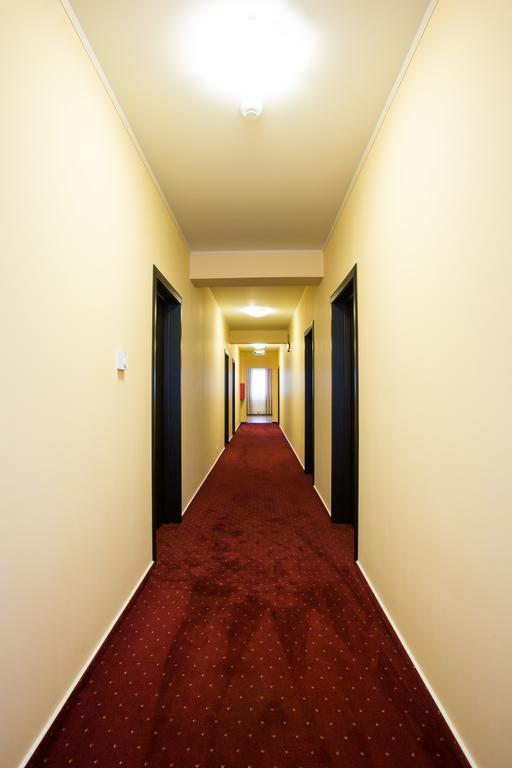 Hotel Athos Voluntari Екстер'єр фото
