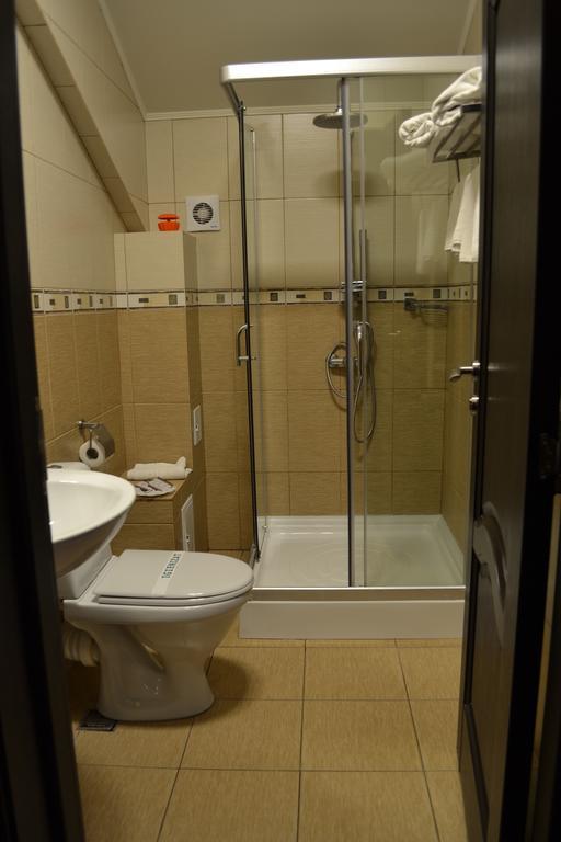Hotel Athos Voluntari Екстер'єр фото